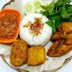 Ayam Goreng Nasi Uduk Tahu Tempe