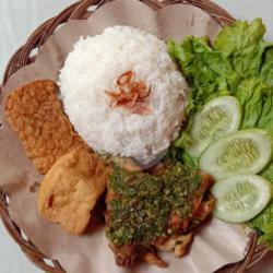 Ayam Penyet Pejantan Dada Sambal  Nasi