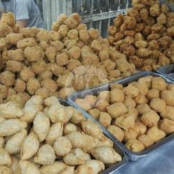 Aneka Gorengan: Bakwan, Tahu Isi, Tempe,, Odading,