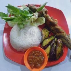 Paket Lele   Nasi   Terong   Sambal   Lalapan   Es Teh