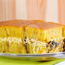 Martabak Manis Spesial Kismis Wijen Coklat