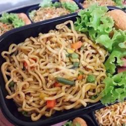 Bento Nusantara Ifumie Goreng Telor  Ayam