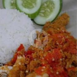 Lalapan Ayam Geprek Lengkap