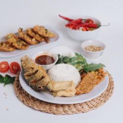 Sego Sambel Iwak Laut Goreng