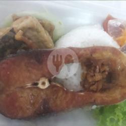 Lalapan Patin Goreng Paket Spesial