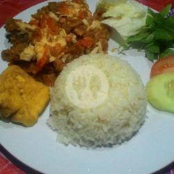 Ayam Geprek Tahu Nasi Lalapan