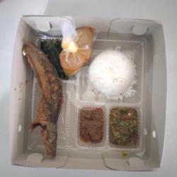 Nasi Kotak Ikan Goreng ( Mas/ Mujair/ Tongkol/ Lele )