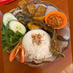 Hanya Ikan   Tempe  Sambal Dan Lalap