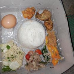 Paket Eksklusif : Nasi Putih, Ayam Goreng Besar, Sayur Cap Cay, Telur Dadar, Buah, Teh Hangat