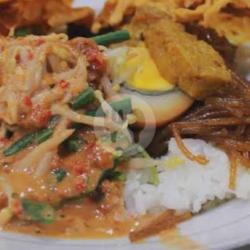 Nasi Pecel, Mie, Serundeng, Peyek, Tahu Bali, Telur, Daging