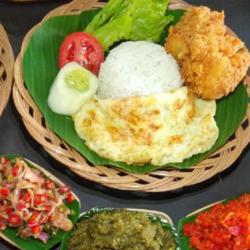 Ayam Pecak    Nasi   Telur Dadar