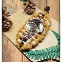 Oreo Cream Cheese Croffle