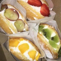 Donat Cream Susu / Topping Mix Fruit