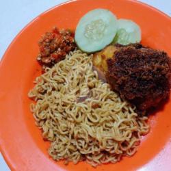 Indomie Ayam Bumbu Hitam