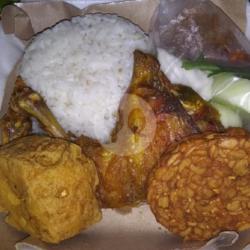 Nasi Uduk Pecel Ayam Paha Komplit