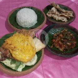 Nasi Sayur Urap Telur Dadar