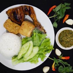 Ayam Bakar Madu   Nasi Putih   Tahu / Tempe   Sambal Hijau