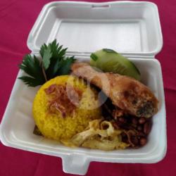 Nasi Kuning Komplit Paha Ayam Goreng