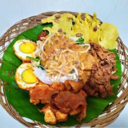 Nasi. Gudeg Pecel Telur