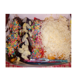 Pisang Crispy Coklat, Strawberry, Blueberry, Nanas, Topping Keju, Meses, Almond Dan Oreo