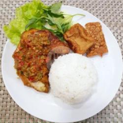 Nasi Ayam Sambal Merah Tempe Atau Tahu Goreng