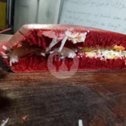 Red Velvet Keju Pisang