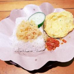 Nasi Uduk Telur Dadar Kremes