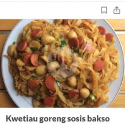 Kwetiaw Goreng Sosis Bakso Ayam