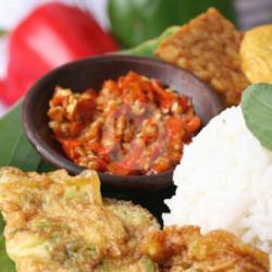 Nasi Telor Tahu Tempe Lalapan