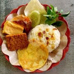 Nasi Uduk Telor Dadar Plus Tahu Tempe