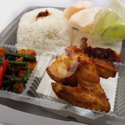 Nasi Ayam( Sayur,tempe Orek,sambal