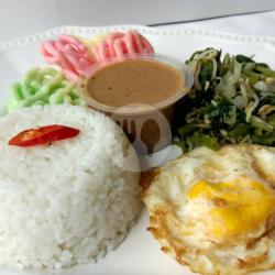 Nasi  .  Pecel . Telur .  Krupuk  .  Sambl