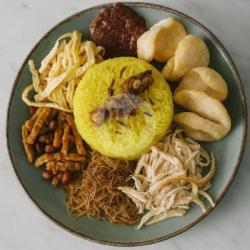 Nasi Kuning Telur Suwir Sambal Bihun Tempe Kcg Ayam Suwir