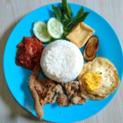 Nasi Penyetan Kulit Ayam Kriuk   Telur