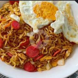 Indomie Goreng Single Becek ,sosis,telor Ceplok Dobel