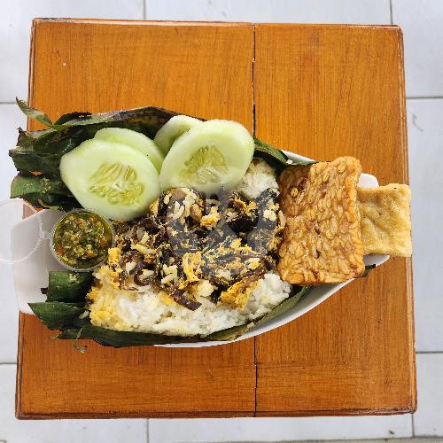 Nasi putih, telur mata sapi, sambal ijo, oseng tahu tauge, kerupuk