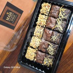 Maja Brownies Panggang Mix Topping