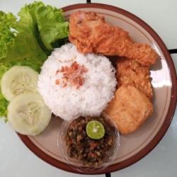 Nasi Uduk Ayam Sambal Ijo Hot Mantap