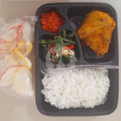 Nasi Ayam Goreng , Sayur , Gorengan/krupuk ,sambal