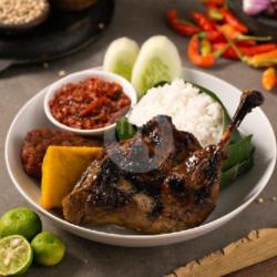 Nasi - Bebek Bakar - Tahu - Tempe - Sambal - Lalapan