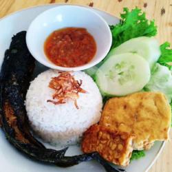 Lalapan Nasi Uduk Lele Goreng