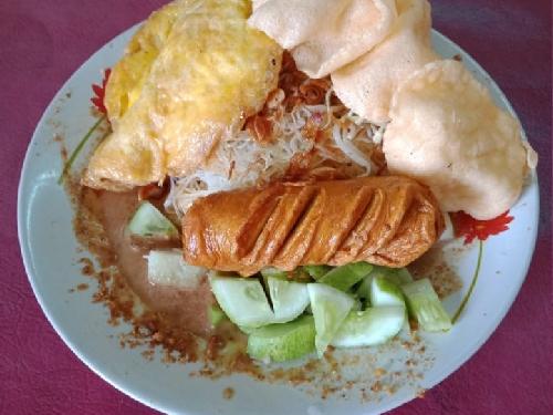 Yalangoch kokraklarga qaradi Yashirin kamera hojatxonada porno siyish