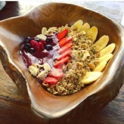 Holly Berry Smoothie Bowl