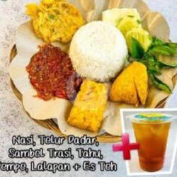 Nasi Tahu Tempe Telur Dadar  Es Teh