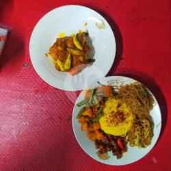 Nasi Kuning Ayam Bumbu Mercon