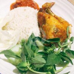 Nasi Uduk Pecel Ayam Paha