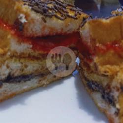 Roti Bakar Mesis Premium   Strawberry