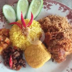 Nasi Kuning Gurih Ayam Serundeng.