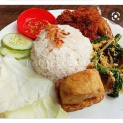 Nasi Ayam Penyet Urap