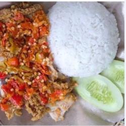 Nasi Putih Ayam Geprek Lalap Timun